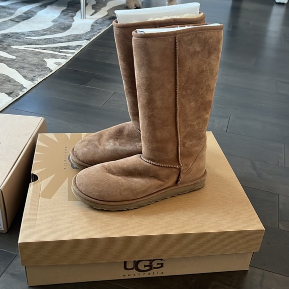Barely worn UGG Chesnut tall boot size 8 - Picture 2 of 2